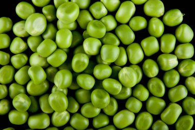 Siyah arkaplanda yeşil bezelyeler