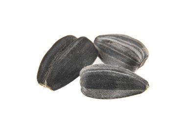 Beyaz arkaplanda izole edilmiş ayçiçeği tohumları