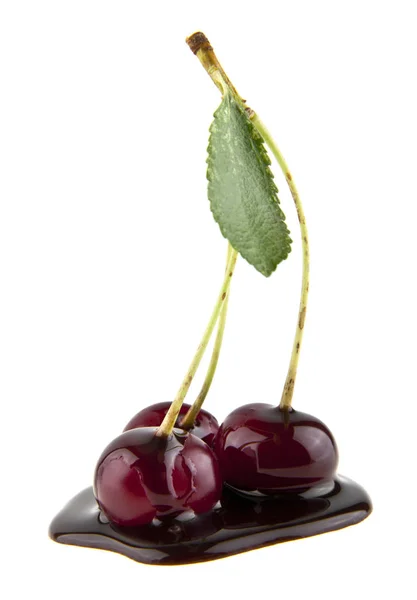 Cerezas en chocolate aisladas sobre fondo blanco —  Fotos de Stock