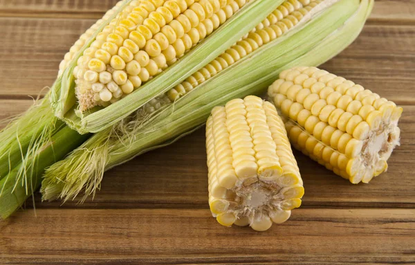 Corn on a wooden table — Stock Photo, Image