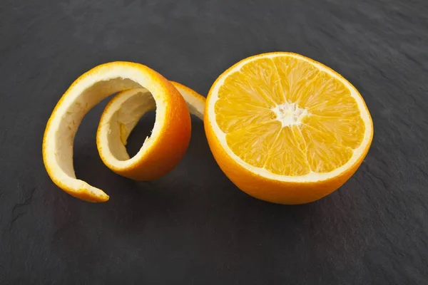 Laranja no fundo ardósia preta — Fotografia de Stock