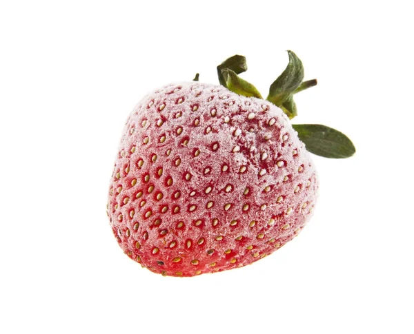 Gefrorene Erdbeeren im Frost isoliert auf weißem Hintergrund — Stockfoto