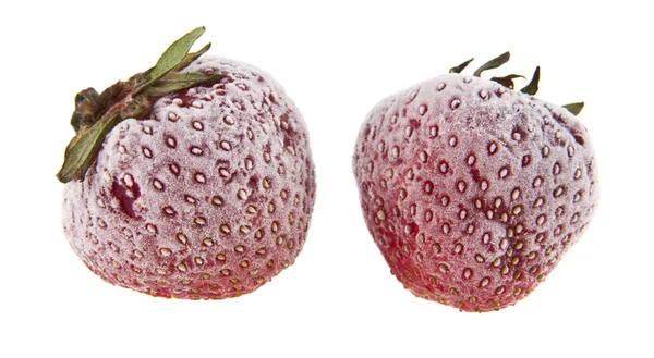 冰冻草莓在白色背景下的霜冻 — 图库照片