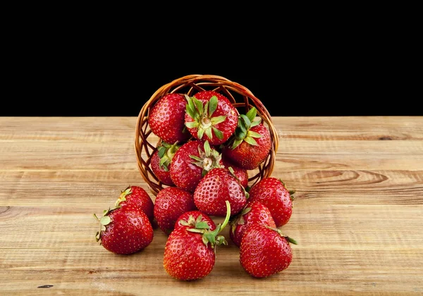 Erdbeere im Korb auf schwarzem Hintergrund — Stockfoto