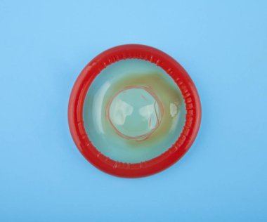 prezervatif bir mavi arka planı portre üzerinde