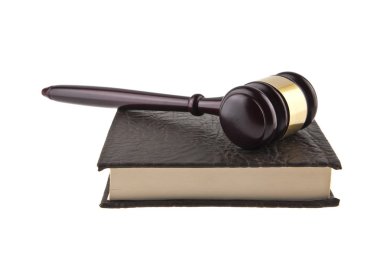 kitap ve beyaz bir arka plan üzerinde izole bir tahta çekiç