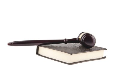 kitap ve beyaz bir arka plan üzerinde izole bir tahta çekiç