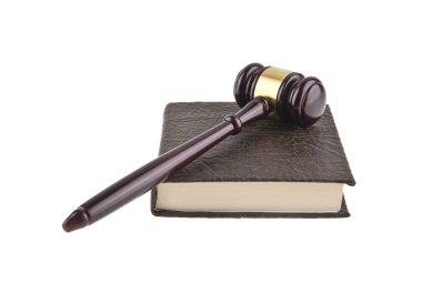 kitap ve beyaz bir arka plan üzerinde izole bir tahta çekiç