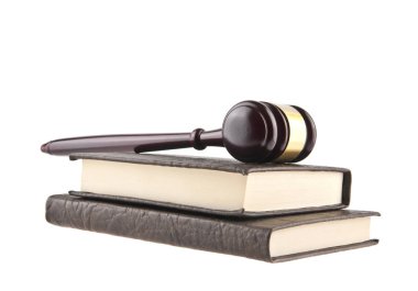 kitap ve beyaz bir arka plan üzerinde izole bir tahta çekiç