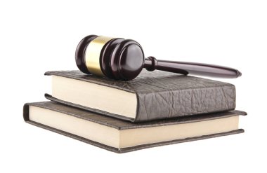 kitap ve beyaz bir arka plan üzerinde izole bir tahta çekiç