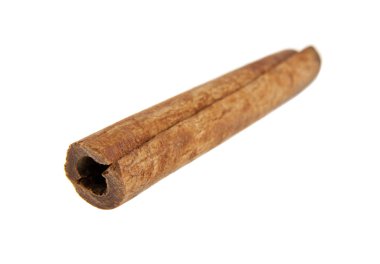 Tarçın beyaz arkaplanda izole edildi