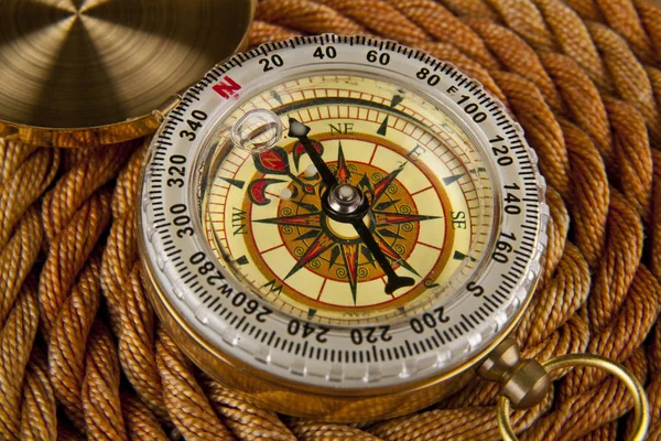 Compass on the background of the rope — Stock Photo, Image