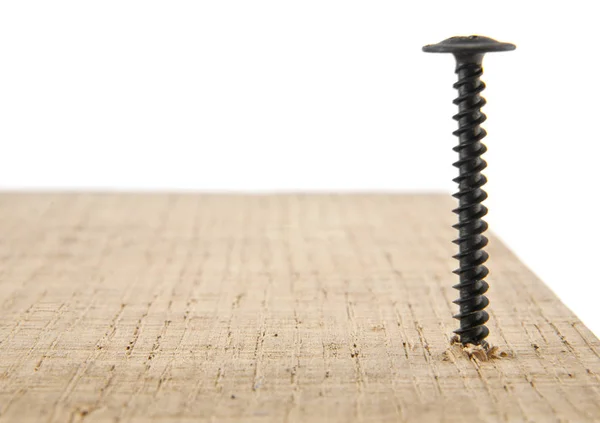 Tornillo negro atornillado en una barra de madera aislada sobre fondo blanco — Foto de Stock