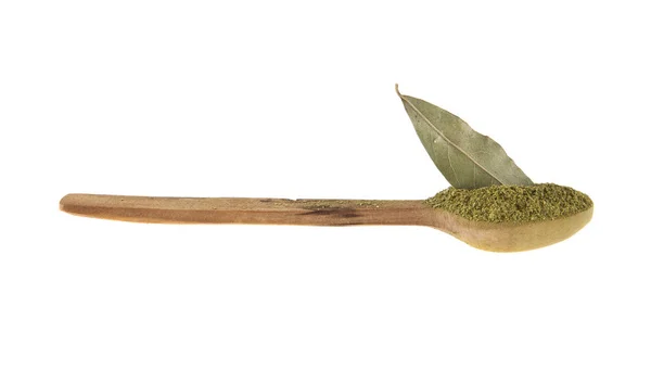 Hoja de laurel en una cuchara de madera aislada sobre un fondo blanco —  Fotos de Stock