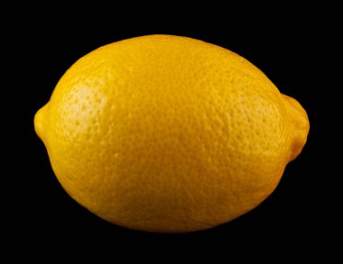 Siyah arkaplanda limon