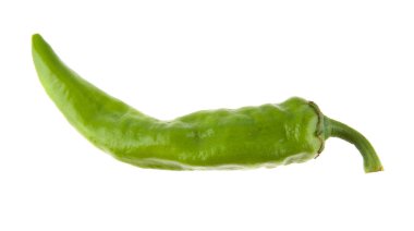 Beyaz arka plan üzerinde izole Baharatlı yeşil biber