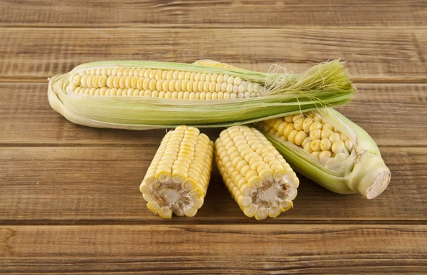 Corn on a wooden table — Stock Photo, Image