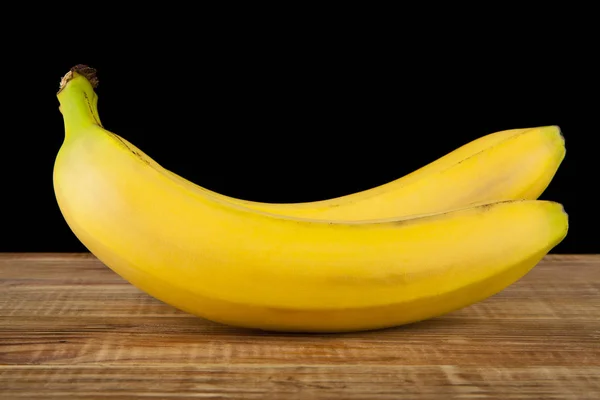 Banaanit mustalla pohjalla lähikuva — kuvapankkivalokuva