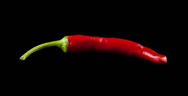 Pimenta vermelha em um fundo preto — Fotografia de Stock