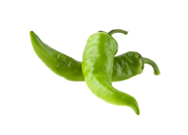 Pittige groene peper geïsoleerd op witte achtergrond — Stockfoto