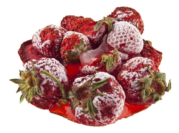 Fresas congeladas aisladas sobre fondo blanco — Foto de Stock