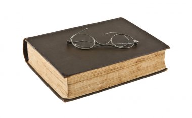 eski kitap ve beyaz arka plan üzerinde izole gözlük