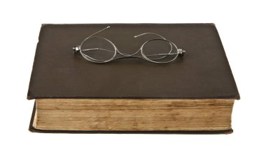 eski kitap ve beyaz arka plan üzerinde izole gözlük