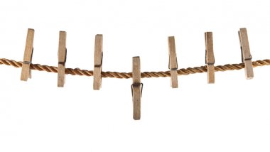 Beyaz bir arka plan üzerinde izole bir ip üzerinde ahşap clothespins dönüştürün