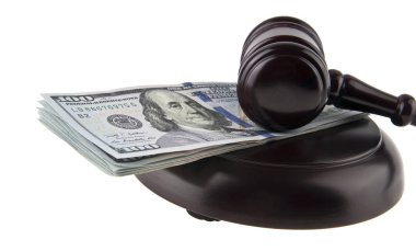 dolar ve beyaz arka plan üzerinde izole bir tahta çekiç