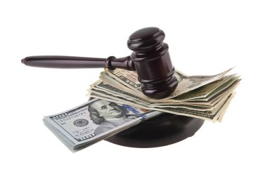 dolar ve beyaz arka plan üzerinde izole bir tahta çekiç