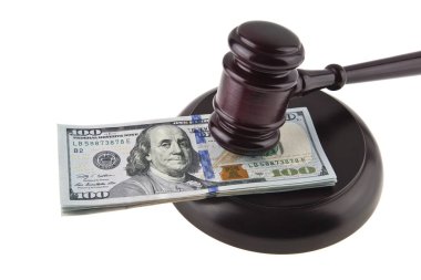 dolar ve beyaz arka plan üzerinde izole bir tahta çekiç