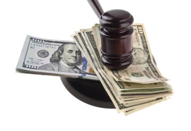 dolar ve beyaz arka plan üzerinde izole bir tahta çekiç