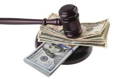 dolar ve beyaz arka plan üzerinde izole bir tahta çekiç