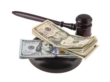 dolar ve beyaz arka plan üzerinde izole bir tahta çekiç