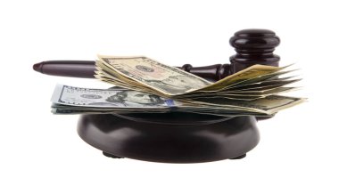 dolar ve beyaz arka plan üzerinde izole bir tahta çekiç