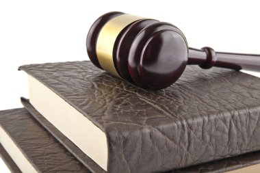tahta çekiç ve beyaz arka plan üzerinde izole kitap