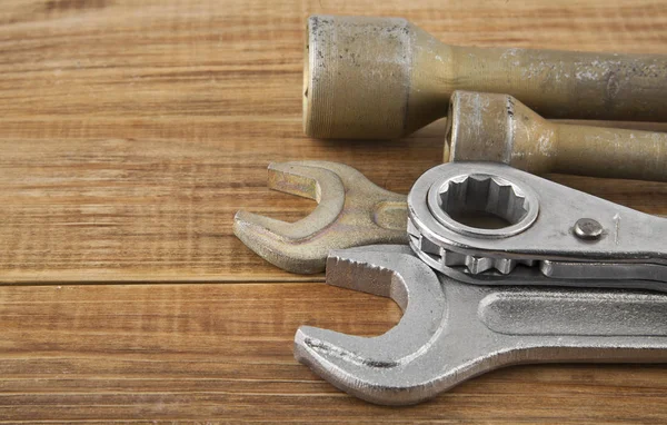 Ahşap arka plan üzerinde somun anahtarları