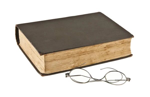 Libro viejo y gafas aisladas sobre fondo blanco — Foto de Stock