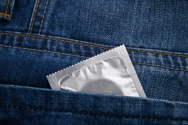ブルー ジーンズのポケットにコンドーム — ストック写真