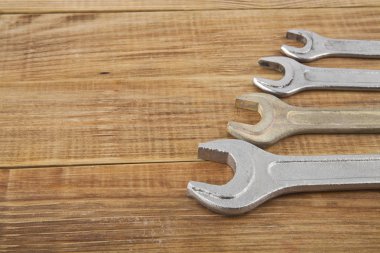 Ahşap arka plan üzerinde somun anahtarları