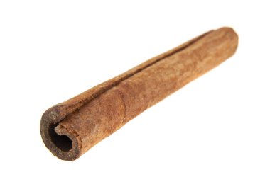 Tarçın çubukları beyaz arkaplanda izole