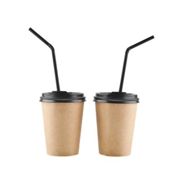 beyaz arkaplanda izole edilmiş kağıt bardaklar