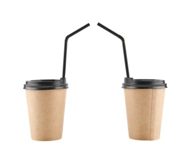 beyaz arkaplanda izole edilmiş kağıt bardaklar