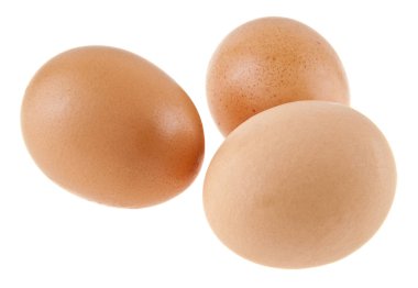 Beyaz arka planda izole edilmiş tavuk yumurtaları