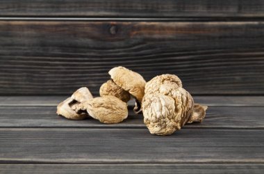 ahşap arka plan üzerinde kurutulmuş mantar petrol