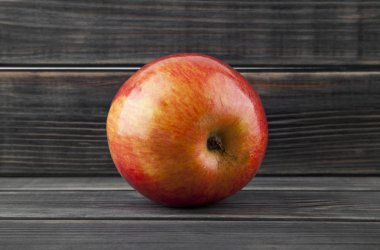 Tahta arka planda kırmızı elma