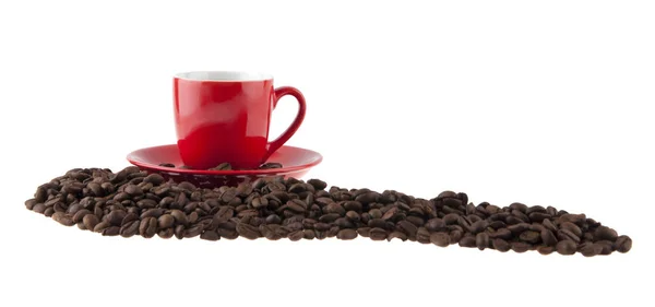 Rote Tasse mit Kaffee und Körnern isoliert auf weißem Hintergrund — Stockfoto
