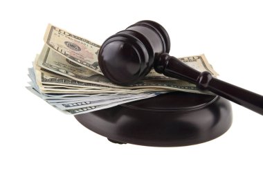 tahta çekiç ve beyaz arka plan üzerinde izole dolar