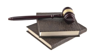 tahta çekiç ve beyaz arka plan üzerinde izole kitap