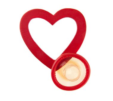 kalp ve beyaz arka plan üzerinde izole prezervatif